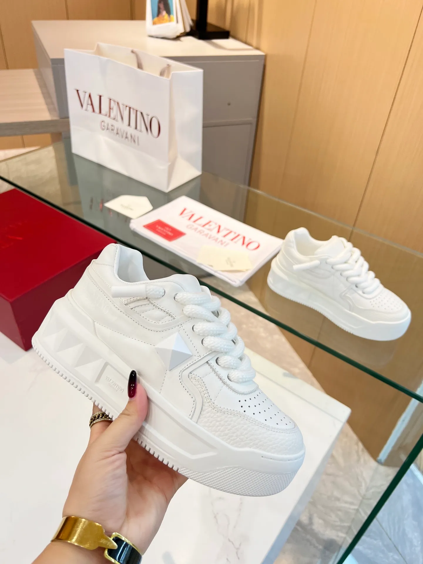 👟👟Ex-factory price 640👟👟 𝑽𝒂𝒍𝒆𝒏𝒕𝒊𝒏𝒐Valentino 𝑶𝒏𝒆𝑺𝒕𝒖𝒅 Couple sneaker series Valentino 2023 new couple sneakers are on sale. The original Z👟👟 was purchased and dismantled at the ex-factory price. Repeated pattern making and modifications. We strive to restore it one to one! Top luxury masterpiece. Signature rivet design. Soft and comfortable genuine sheepskin brings excellent and elegant texture and excellent on-foot comfort. Top purchasing version upper: imported calfskin surface/original oil edge craftsmanship. Lining: water-dyed cowhide lining. Outsole: original development 𝐓𝐏𝐔 two-color combination outsole. Packaging: original configuration complete package. Code number: 34-𝟒𝟓